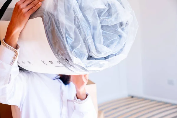 Uykulu şilteleri tutan Arap Müslüman adam.