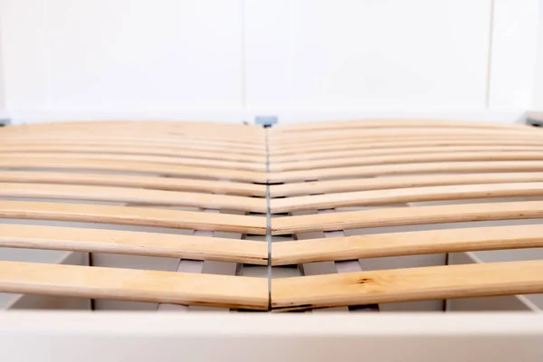 Yatak çerçevesi kapalı ve ağ onu destekliyor