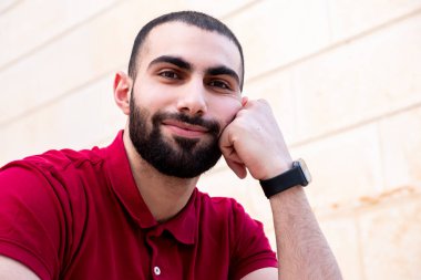 Merdivenlerde oturup gülümseyen adam portresi