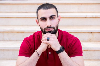 Adam merdivenlerde oturup düşünüyor.