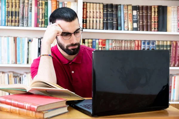 Hombre Árabe Usando Ordenador Portátil Durante Conferencias Reuniones Para Estudiar — Foto de Stock