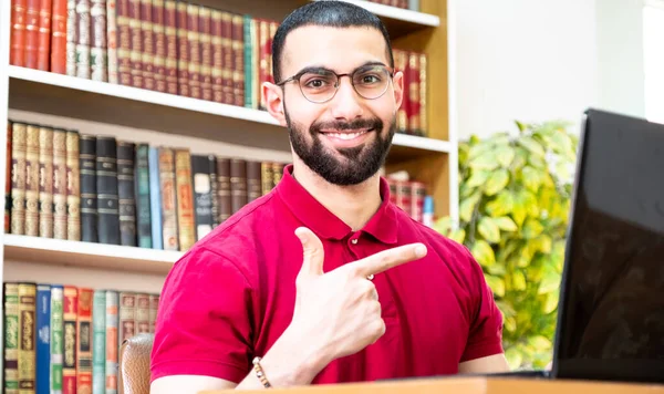 Homem Árabe Usando Laptop Durante Conferências Reuniões Para Estudar Ensinar — Fotografia de Stock