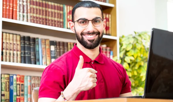 Homem Árabe Usando Laptop Durante Conferências Reuniões Para Estudar Ensinar — Fotografia de Stock