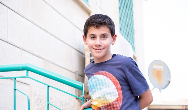 Porträtt För Arabiska Barn Att Känna Sig Lycklig Stockbild