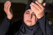 Muslimka se modlí za Alláha se svými pocity oddanosti a oddanosti na tváři