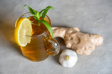 Bal, zencefil ve sarımsak karışımı soğuk ve ferahlatıcı vücutta işe yarar.