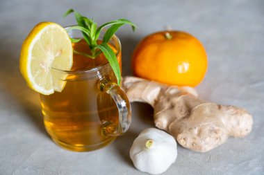 Bal, zencefil ve sarımsak karışımı soğuk ve ferahlatıcı vücutta işe yarar.