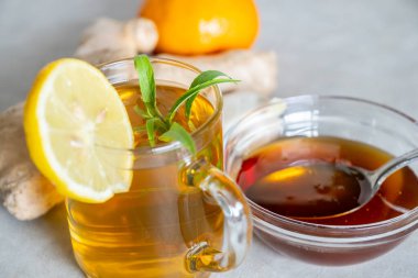 Bal, zencefil ve sarımsak karışımı soğuk ve ferahlatıcı vücutta işe yarar.