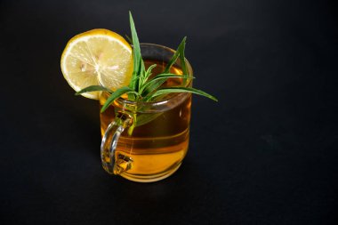 Siyah arka planda bir fincan çay.