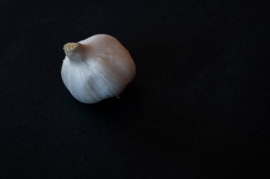 Siyah arka planda bir sarımsak
