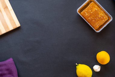 Şifalı bal, zencefil, sarımsak ve limon.