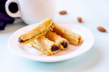 Arap tatlıları. Geleneksel irmik ağacı maamul ya da hurma ve cevizli mamut kurabiyesi.