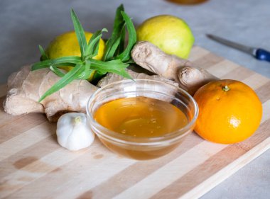 Bal, zencefil ve sarımsak karışımı soğuk ve ferahlatıcı vücutta işe yarar.