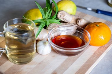 Bal, zencefil ve sarımsak karışımı soğuk ve ferahlatıcı vücutta işe yarar.