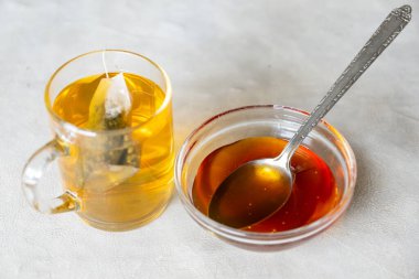 Çiğ bal ve cam bardak çay.