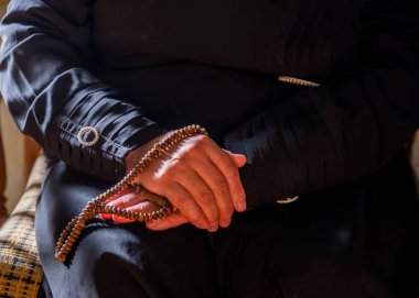 Müslüman kadın, Allah için dua ederken ve ibadet ederken tespih çekiyor.