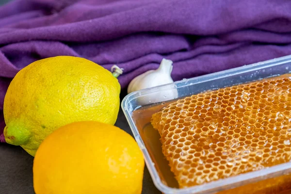 ハーブ ニンニク レモンと健康的な蜂蜜 — ストック写真