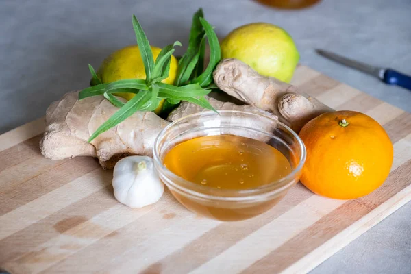 Bal, zencefil ve sarımsak karışımı soğuk ve ferahlatıcı vücutta işe yarar.