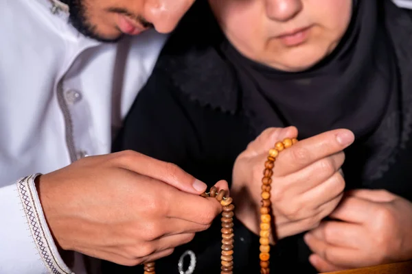 Mann Und Frau Beten Zusammen Während Sie Den Rosenkranz Benutzen — Stockfoto