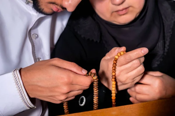 Homem Mulher Estão Orando Juntos Enquanto Usam Rosário — Fotografia de Stock