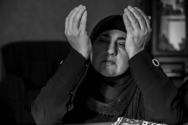 Wanita Muslim Berdoa Untuk Allah Dengan Perasaan Pengabdian Dan Komitmen — Stok Foto