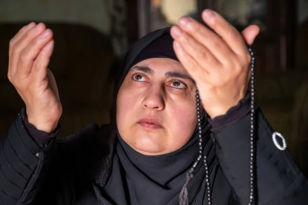 헌신의 감정을 하느님을 기도하는 이슬람 — 스톡 사진