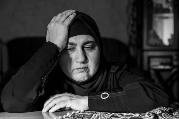 Mulher Muçulmana Orando Por Alá Com Seus Sentimentos Devoção Compromisso — Fotografia de Stock