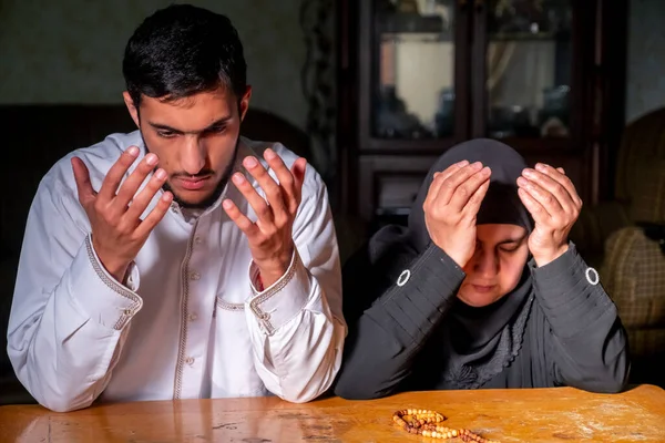Erkek Kadın Birlikte Dua Ediyorlar — Stok fotoğraf