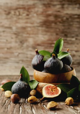 seçici odak ahşap bir kasede ham incir