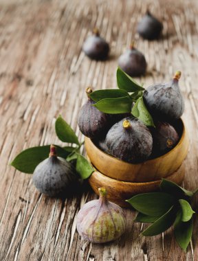 seçici odak ahşap bir kasede ham incir