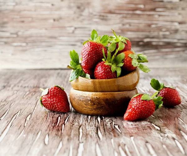 Frische Erdbeeren in einer Holzschale, selektiver Fokus — Stockfoto