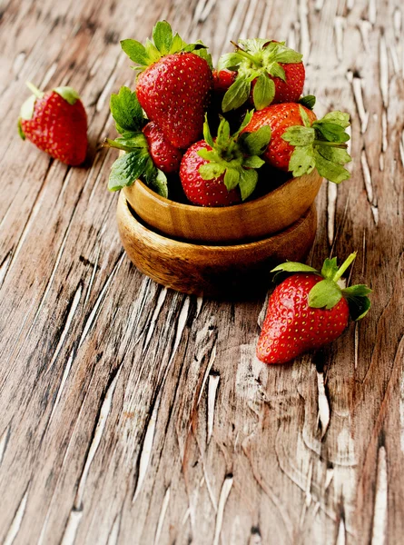 Fresh strawberries in a wooden bowl, selective focus — Stock Photo, Image