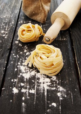 Pişmemiş makarna un masada, seçici odak ile