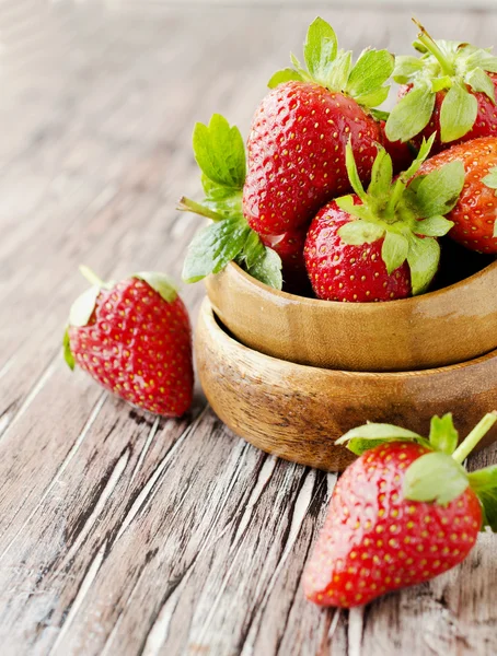 Frische Erdbeeren in einer Holzschale, selektiver Fokus — Stockfoto