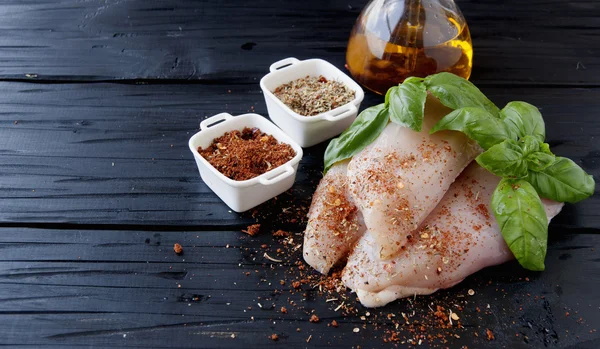 otlar baharatlar ile çiğ tavuk göğsü 