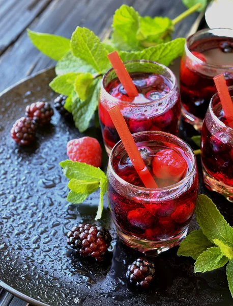 Beerensaft im Glas mit Beeren, selektiver Fokus — Stockfoto