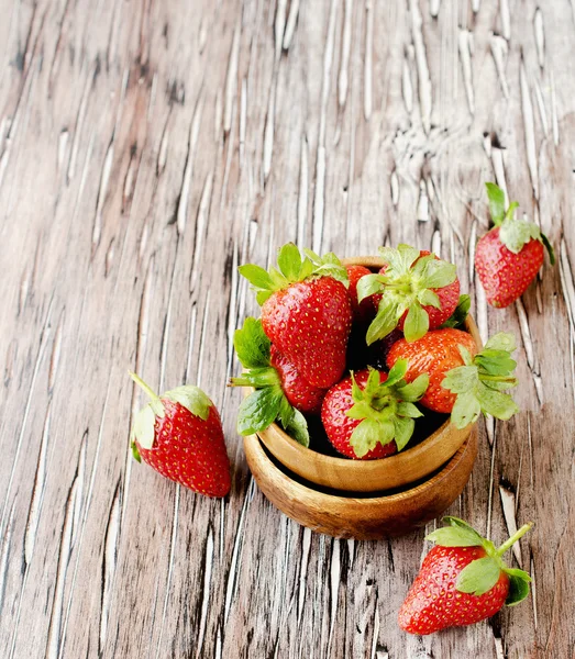 Frische Erdbeeren in einer Holzschale, selektiver Fokus — Stockfoto