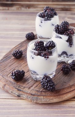 ahşap masa blackberry ile yoğurt Kupası