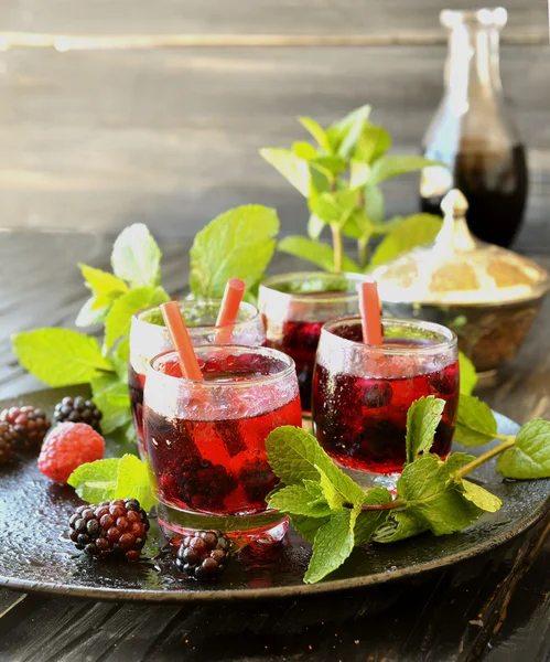 Berry juice i ett glas med bär, selektiv inriktning — Stockfoto