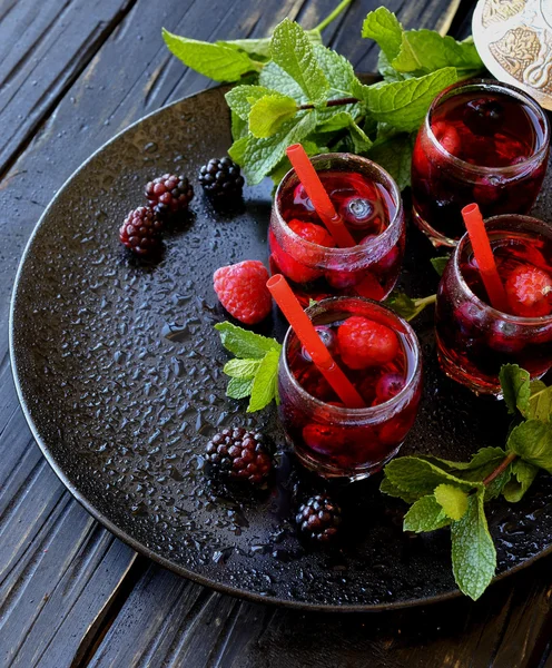 Jus berry dalam gelas dengan buah berry, fokus selektif — Stok Foto