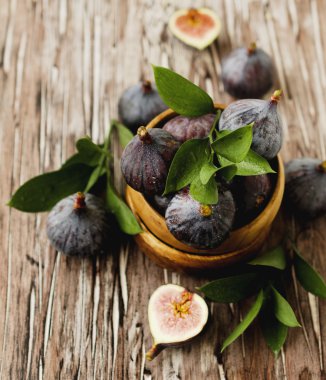 seçici odak ahşap bir kasede ham incir