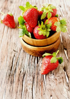 Seçici odak ahşap bir kapta taze çilek