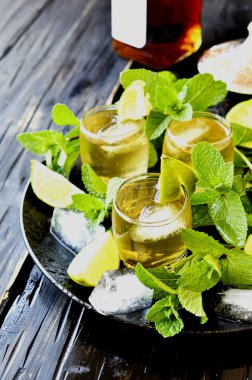 Bardak viski nane ve limon ile