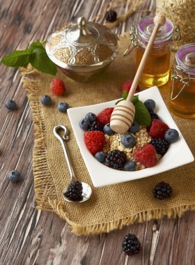 ahşap bir masa, seçici odak üzerinde çilek ile yulaf ezmesi