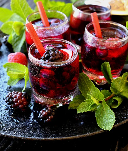 meyve suyu bir bardak çilek, seçici odak ile