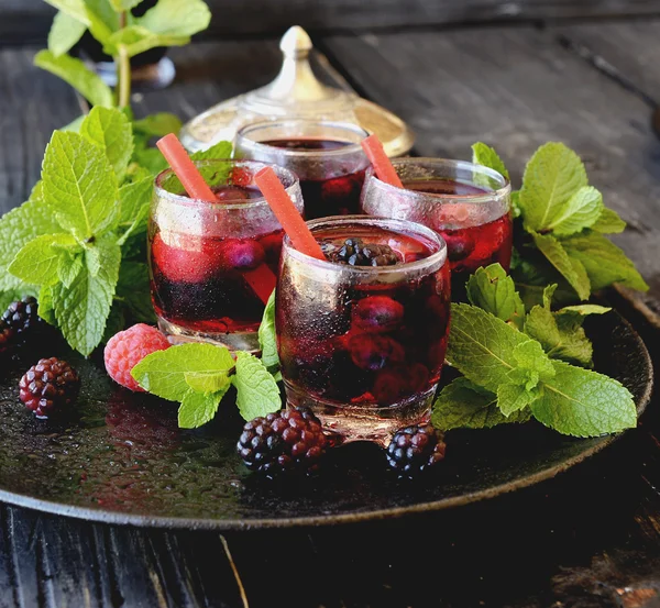 Ягодный сок в стакане с ягодами, выборочная фокусировка — стоковое фото