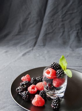 siyah çilek ve ahududu bir cam fincan