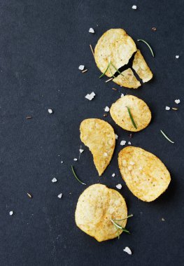 Tuz ve siyah arka plan üzerine biberiye ile fiş