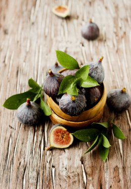 seçici odak ahşap bir kasede ham incir