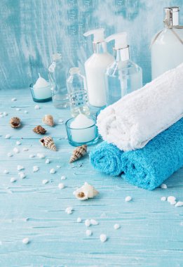 Yatan ve mum Spa set beyaz çiçekler